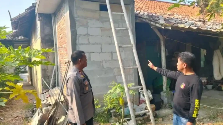 Pencuri ini Nekad Jebol Genteng Rumah, Setelah Akhirnya Babak Belur Dapat ‘Salam Olahraga’ dari Warga