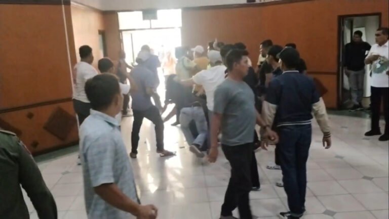 Rapat Banggar DPRD Riau Ricuh, Anggota Dewan Nyaris Adu Jotos