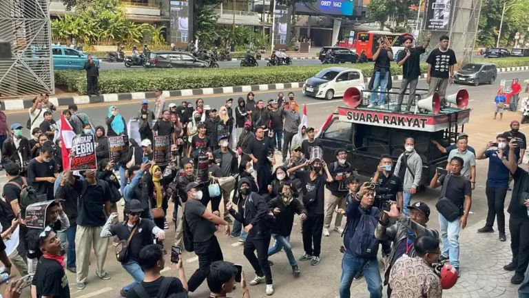 Massa Pendemo Lempar Tikus ke Gedung Kejagung