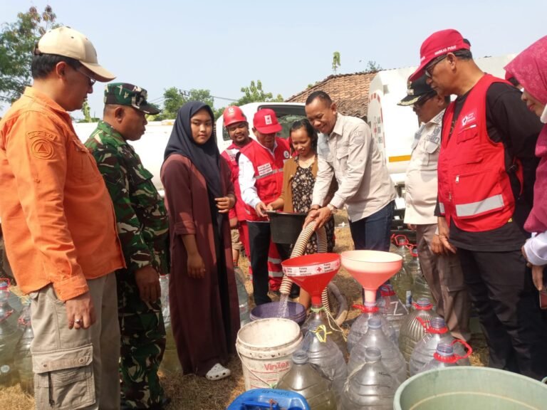 Pemkab Bekasi dan PMI Distribusikan Air Bersih untuk Warga Terdampak Kekeringan di Cibarusah