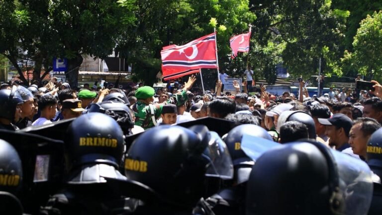 Peringatan Hari Damai Aceh Berujung Ricuh, Massa Kibarkan Bendera Bulan Bintang, Polisi Tembakan Gas Air Mata
