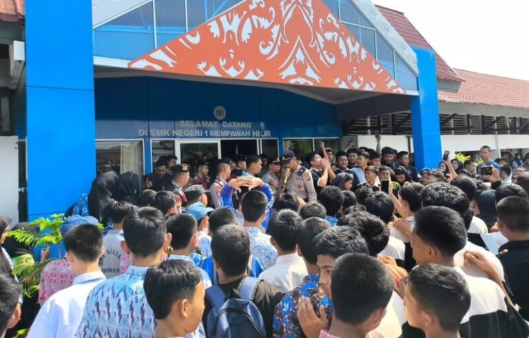 Diduga Terlibat Kasus Perselingkuhan, 2 Guru SMKN 1 Mempawah Diteriaki Siswanya Saat Diamankan Polisi