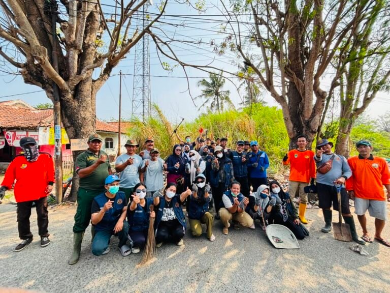 Kolaborasi dengan DLHK dan Aparat Desa, Mahasiswa KKN UBP Karawang Bersih-bersih Sampah di TPS Liar
