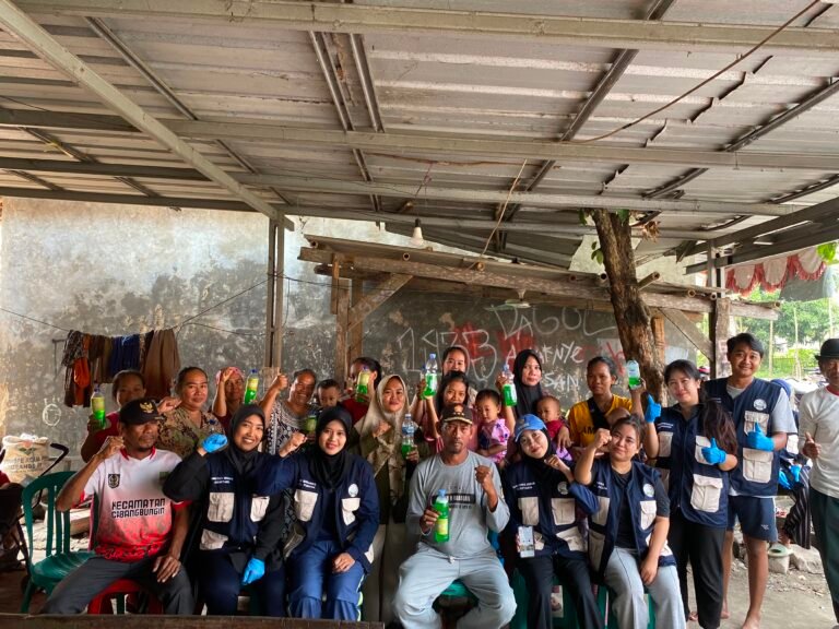 Manfaatkan Kemasan Botol Bekas, Mahasiswa KKN UBP Edukasi Warga Buat Sabun Cuci Piring Ramah Lingkungan