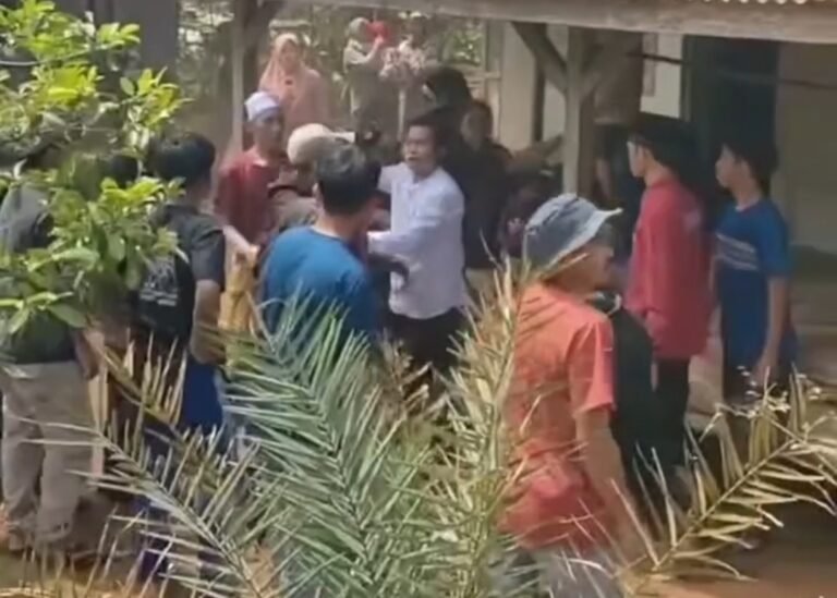 Guru Ngaji Diduga Cabuli Sejumlah Murid Laki-laki, Gak Mau Diusir dari Kampung Berakhir Rumah Dikepung