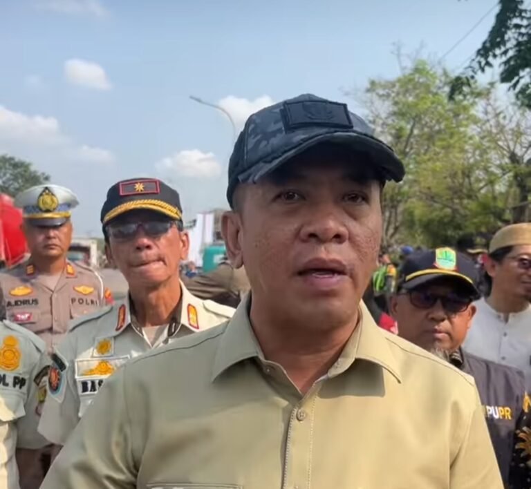 Bupati Aep Pimpin Langsung Penertiban Bangli di Kawasan Gerbang Tol Karawang Timur