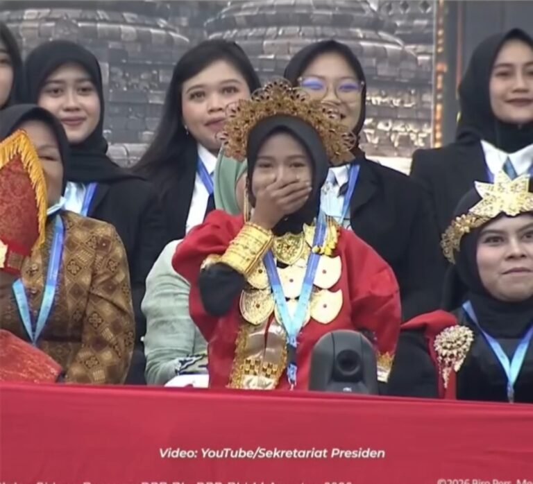 Saat Prabowo Lemparkan Candaan ke Siswi Sekolah Rakyat : “10 Tahun Lagi Kau Boleh Pacaran”