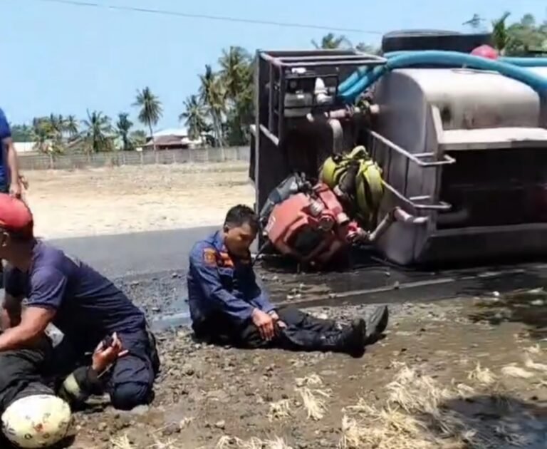 Gagal Menyalip, Mobil Damkar Terguling saat Perjalanan Memadamkan Kebakaran, 7 Personel Luka-luka