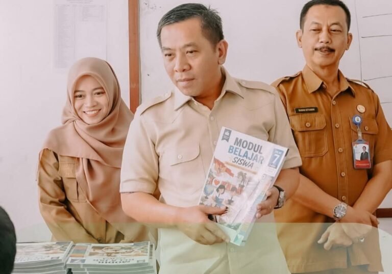 Bupati Karawang Bagikan Modul Pembelajaran Gratis, Ringankan Beban Orang Tua Siswa
