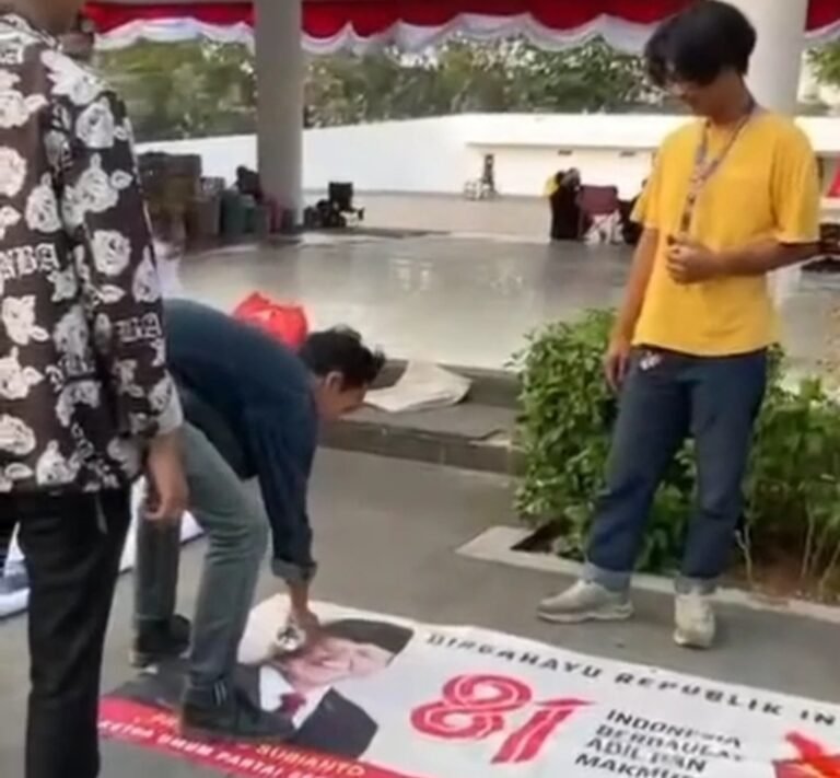 Aksi BEM Unsika, Corat-coret Foto Prabowo hingga Bagikan Makanan Gratis ke Masyarakat