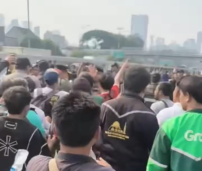 Sempat Ricuh, Massa Aksi Lempari Anggota Satpol PP dengan Botol Air Mineral