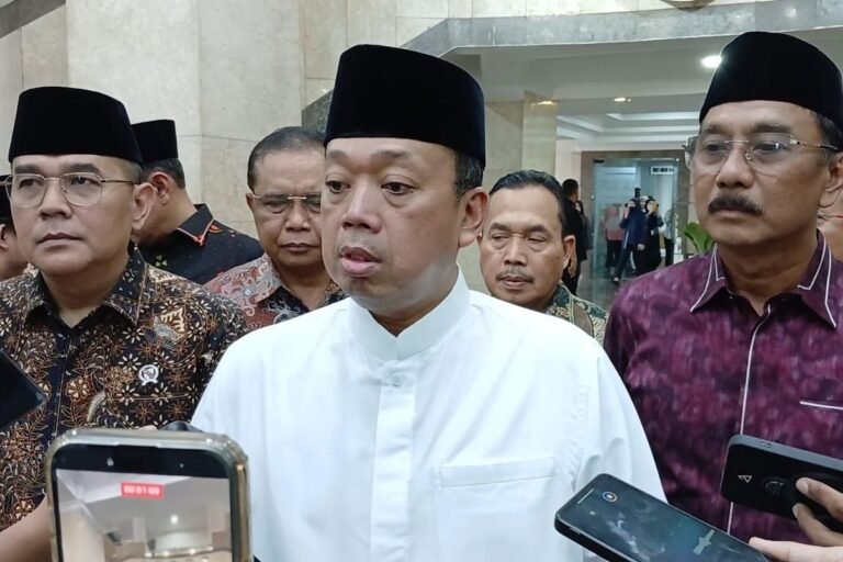 Nusron Wahid Dikejar dan Dicecar Pertanyaan oleh Wartawan : “Ini Saya Mau Pulang”
