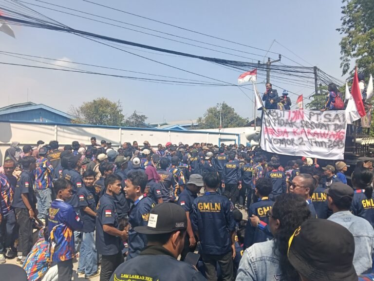 Warga dan LSM Laskar NKRI Kepung PT. Summit Adyawinsa Indonesia