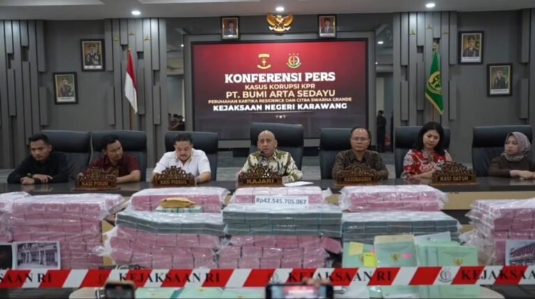 Kejari Karawang Pamerkan Tumpukan Duit Sitaan Korupsi Penyaluran KPR PT. BAS