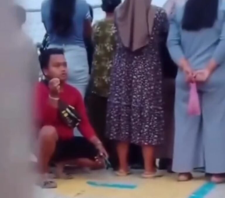 Pria ini Diamuk Warga karena Ketahuan Merekam Bagian Dalam Rok Wanita yang Sedang Nonton Voli