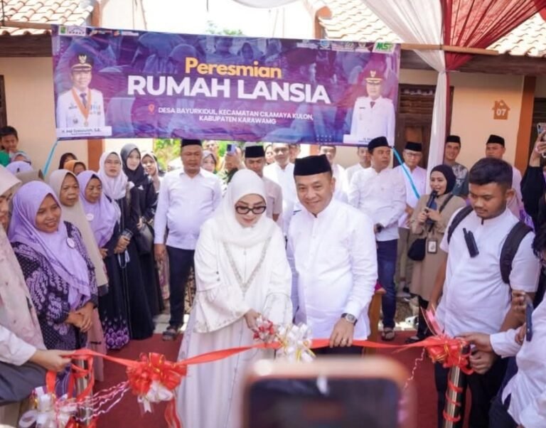 Bupati Karawang Resmikan Bantuan 8 Rumah Baru untuk Lansia