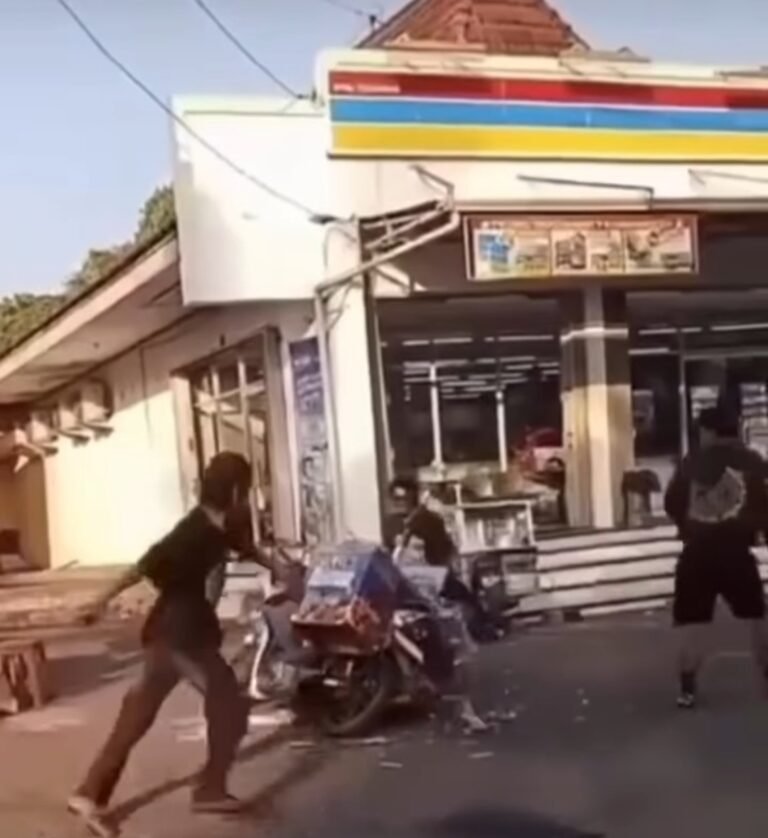 Rusak Gerobak Pedagang Cilok, Gerombolan Anak Punk Dihajar Warga yang Geram