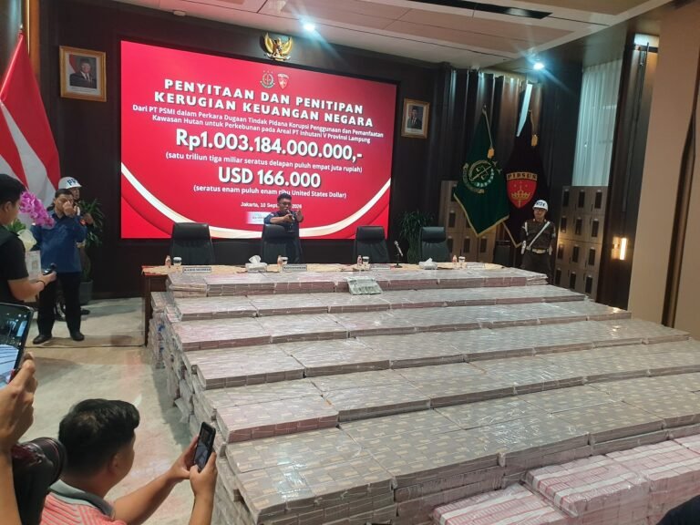Kejagung Pamerkan Tumpukan Duit Rp 1 Triliun Lebih Korupsi Pemanfaatan Kawasan Hutan Lampung